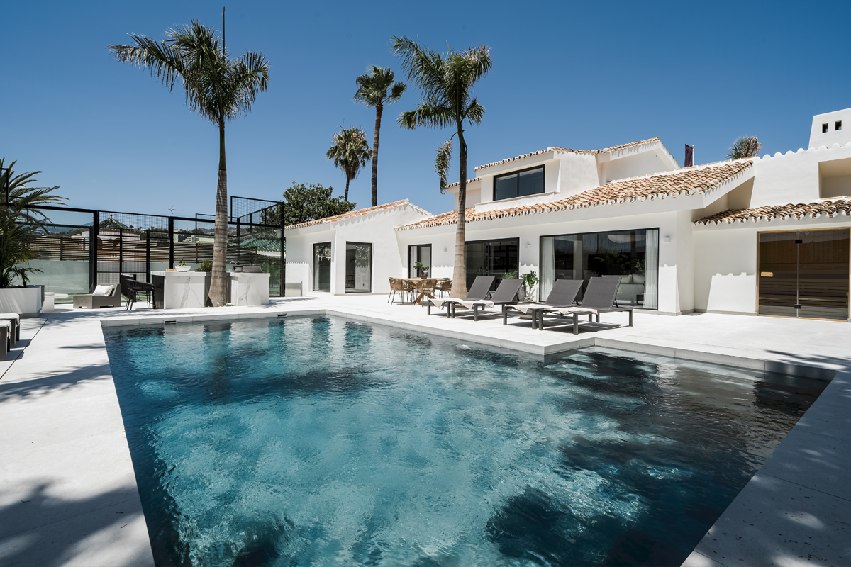 Villa for sale in Nueva Andalucia
